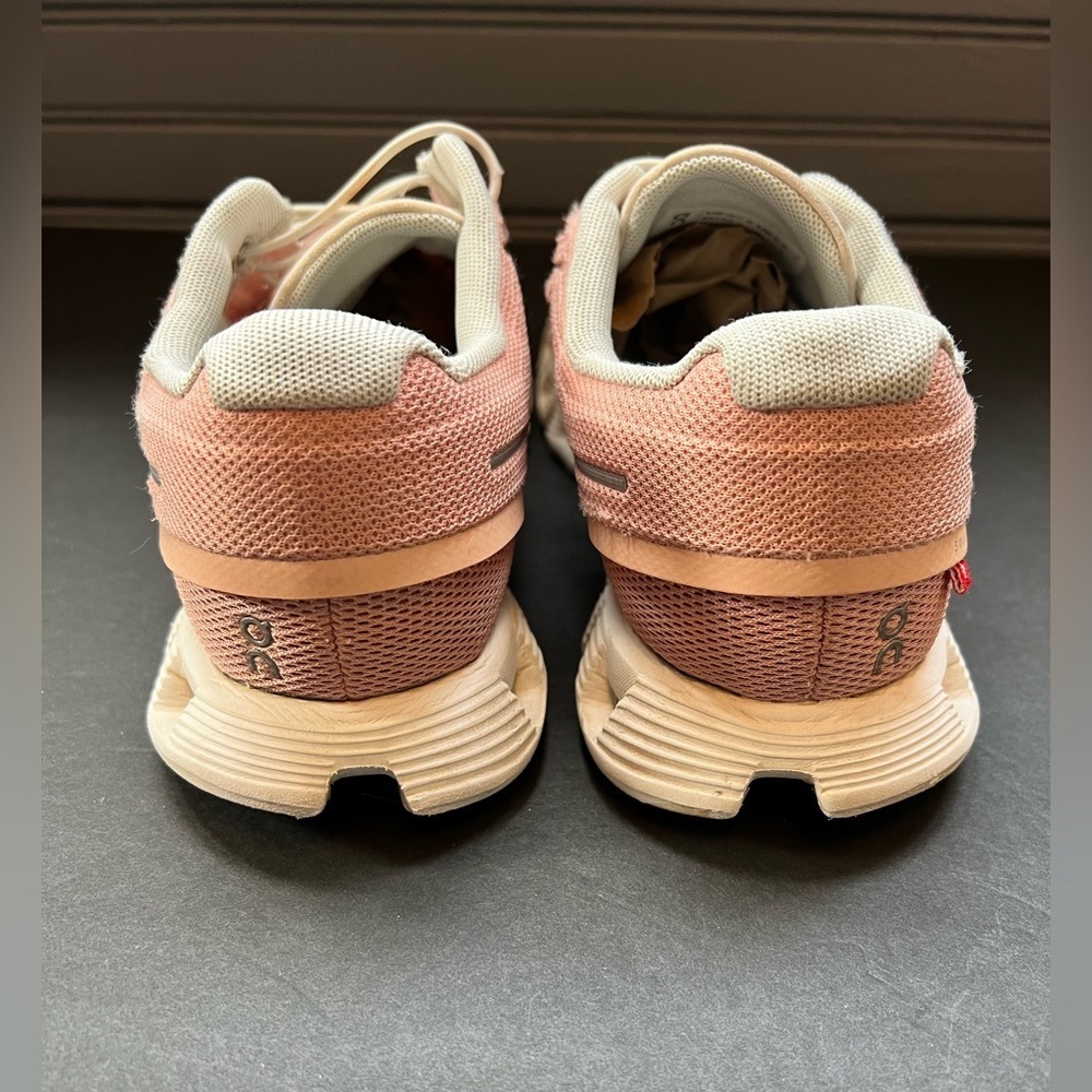 On Running Coral and Cream Athletic Shoes women’s size 7.5 - Picture 7 of 11